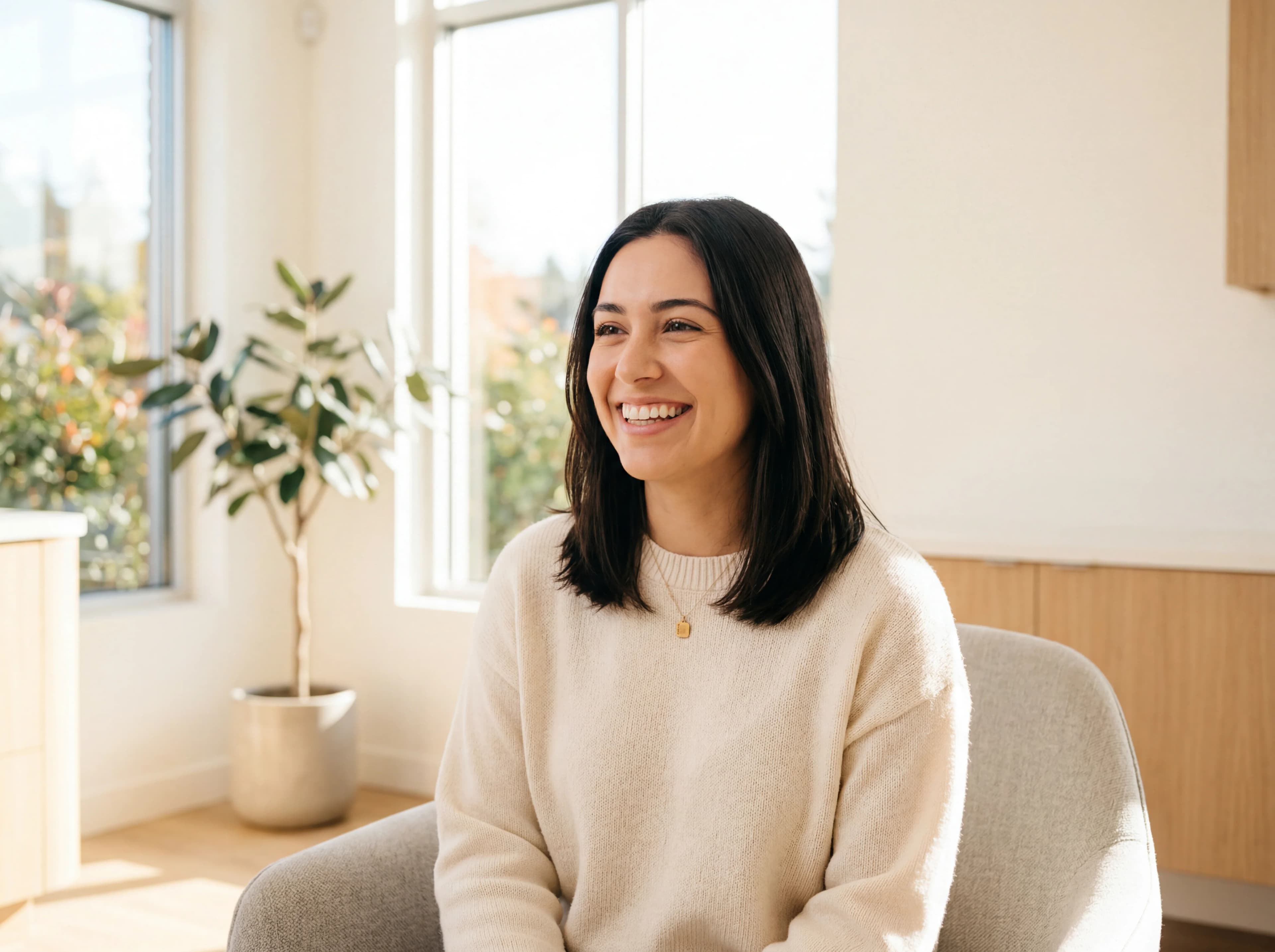 Junge Frau mit strahlend geradem Lächeln nach kieferorthopädischer Behandlung